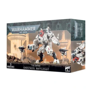Boîte de produit officielle de la figurine "https___trade.games-workshop.com_assets_2022_01_B200a_56-20_99120113078_Tau Xv95 Ghostkeel Battlesuit.jpg" affichant le logo officiel Warhammer 40,000 en haut à gauche. L'illustration principale met en scène la massive et futuriste T'AU EMPIRE: EXO-ARMURE GHOSTKEEL, une armure de combat mécanisée peinte en blanc avec des marquages rouges et un casque ovoïde orange doté d'un capteur bleu unique. Elle est armée d'un imposant canon à énergie et progresse sur un terrain rocheux et désertique, encadrée par ses deux drones de soutien noirs et blancs flottant à ses côtés. En arrière-plan, des structures architecturales épurées de style T'au se dessinent sous un ciel aux lueurs orangées. La mention "3 MINIATURES" est visible en bas à gauche, à côté de l'inscription "T'AU EMPIRE GHOSTKEEL BATTLESUIT".