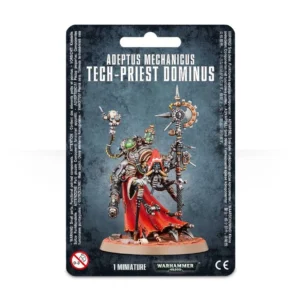 Emballage cartonné officiel Games Workshop présentant la figurine peinte du Tech-Priest Dominus pour la faction Adeptus Mechanicus de Warhammer 40,000. Le personnage est représenté dans une posture courbée et massive sur un socle désertique ocre agrémenté d'un petit crâne. Il est enveloppé dans une longue bure rouge à capuche aux bords inférieurs usés et déchirés. Son corps est une fusion complexe de composants mécaniques, révélant de multiples bras robotiques, des câbles apparents et des appendices en forme de pinces métalliques qui dépassent de sa robe. D'un côté, il tient une canne technologique noire, et de l'autre, il brandit un grand bâton de fonction surmonté d'un imposant engrenage doré et d'une longue flèche argentée. Son paquetage dorsal supporte deux fioles cylindriques contenant un liquide vert brillant, et un servo-crâne flotte au-dessus de son épaule via un bras articulé. Le haut du blister affiche l'inscription blanche "ADEPTUS MECHANICUS TECH-PRIEST DOMINUS" et le bas mentionne "1 MINIATURE" à côté du logo officiel "WARHAMMER 40,000".