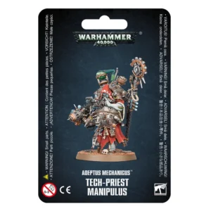 Emballage cartonné officiel Games Workshop présentant la figurine peinte du Tech-Priest Manipulus pour la faction Adeptus Mechanicus de Warhammer 40,000. Le personnage, doté d'une silhouette corpulente caractéristique, est représenté debout sur un socle sablonneux agrémenté d'un crâne humain. Il porte une bure rouge à capuche déchirée sur le bas, laissant entrevoir ses pieds cybernétiques. Son abdomen est protégé par une imposante armure métallique sphérique munie de multiples capteurs et de petits bras articulés. De sa main droite, il brandit une lourde arme à feu mécanique (un canon à impulsion), tandis que sa main gauche tient un grand bâton de fonction surmonté d'un rouage doré et argenté. Son paquetage dorsal complexe comprend des tuyaux, des évents et un réservoir transparent contenant un liquide vert. Le blister à fond sombre affiche le logo "Warhammer 40,000" au sommet, ainsi que les inscriptions blanches "Adeptus Mechanicus" et "Tech-Priest Manipulus" dans la partie inférieure.