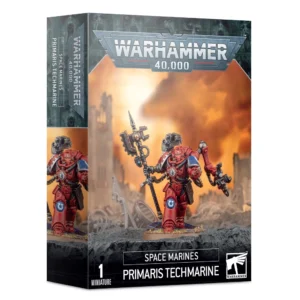 Vue de trois quarts de la boîte de figurine officielle pour le jeu Warhammer 40,000. Au sommet de l'emballage, le logo officiel bleu et argenté « WARHAMMER 40,000 » est mis en évidence au centre. L'illustration centrale présente la figurine peinte d'un Techmarine Primaris revêtu de l'armure assistée rouge vif traditionnelle de son ordre, complétée par une épaulière gauche bleue arborant le symbole blanc du Chapitre des Ultramarines. Le guerrier se tient fièrement sur un sol rocheux et sombre, brandissant de sa main droite une imposante hache énergétique en forme d'engrenage, tandis qu'un puissant servo-bras mécanique articulé s'élève de son paquetage dorsal. En arrière-plan, un ciel de guerre apocalyptique est embrasé par d'intenses fumées et explosions orange et jaunes qui enveloppent des structures gothiques en ruine. Le bandeau noir inférieur indique en lettres capitales blanches les mentions « 1 MINIATURE », « SPACE MARINES » et « PRIMARIS TECHMARINE » à côté du logo blanc carré de Games Workshop. Le flanc gauche de la boîte montre un visuel vertical partiel de la figurine.