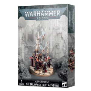 Boîte d'emballage cartonnée officielle de Games Workshop vue de trois-quarts, présentant le kit de diorama The Triumph of Saint Katherine pour la faction Adepta Sororitas de Warhammer 40,000. L'illustration centrale met en scène une procession funéraire grandiose composée de six Sœurs de Bataille en armure de puissance noire et drapés rouges, portant et entourant un somptueux catafalque funéraire sur un large socle ovale en pierre. Quatre chérubins ailés planent majestueusement au-dessus du cortège pour soutenir des parchemins et des reliquaires sacrés. Le groupe progresse sur des dalles de pierre parsemées de débris, devant un arrière-plan brumeux et monochrome gris figurant de monumentales ruines de cathédrale gothique. Le haut de la boîte affiche le grand logo métallique gris "Warhammer 40,000". Le bandeau noir inférieur indique en lettres blanches les mentions "1 MINIATURE", "ADEPTA SORORITAS" et "THE TRIUMPH OF SAINT KATHERINE", à côté du logo blanc de l'aigle de Games Workshop. Le flanc droit de la boîte montre une bande verticale avec un aperçu de profil des figurines.
