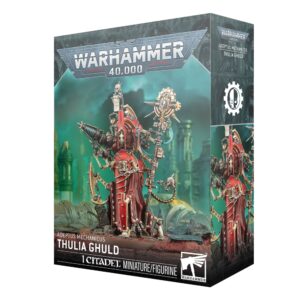 Emballage officiel de la boîte de figurine Warhammer 40,000 présentant le personnage de Thulia Ghuld de la faction Adeptus Mechanicus. L'illustration principale montre la figurine peinte d'une haute prêtresse technologique à la silhouette biomécanique allongée, vêtue d'une longue robe rouge bordeaux renforcée de plaques d'armure rouges et de liserés dorés. Elle possède de multiples bras robotiques et tient un grand sceptre de l'Omnimessie orné d'un engrenage denté et d'un crâne mi-humain mi-mécanique dans sa main gauche, ainsi qu'une arme à énergie de style rétro-futuriste à droite. Sa tête est dissimulée sous une haute coiffe et un masque métallique. La figurine se tient sur un sol rocheux rougeâtre au milieu de tuyaux industriels brisés. L'arrière-plan présente un complexe d'usines et de cheminées de l'Adeptus Mechanicus noyé dans une brume turquoise et verte. Le logo gris et blanc "Warhammer 40,000" trône en haut au centre de la boîte. Les inscriptions blanches "ADEPTUS MECHANICUS" et "THULIA GHULD" figurent en bas à gauche, alors que la mention "1 CITADEL MINIATURE/FIGURINE" et le logo blanc de Citadel sont visibles sur la bordure inférieure noire. La face latérale droite affiche un plan resserré du personnage sous le symbole blanc de la faction (un crâne engrené).