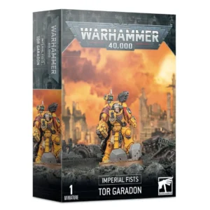 Emballage de produit Warhammer 40,000 montrant la figurine de Tor Garadon de la faction Imperial Fists. La figurine centrale arbore une armure jaune caractéristique, un large gant énergétique et un lance-grenades dorsal, posée sur un sol rocheux devant un ciel de guerre orange fumé. Le sommet de la boîte affiche le logo argenté "WARHAMMER 40,000". Le bas de la boîte comporte un bandeau noir avec le texte blanc "IMPERIAL FISTS" et "TOR GARADON", la mention "1 MINIATURE", et le logo Warhammer. La tranche latérale gauche répète ces informations textuelles, incluant le nom de la faction et du personnage.