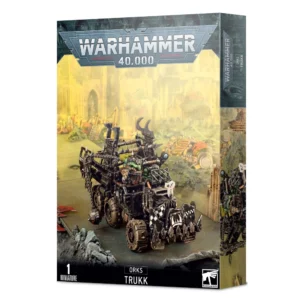 Boîte d'emballage cartonnée officielle de Games Workshop vue de trois-quarts, présentant le kit de figurine pour le Trukk Ork de la faction des Orks de Warhammer 40,000. L'illustration centrale met en scène un camion de transport d'aspect hétéroclite et blindé, fabriqué à partir de plaques de métal noir rivetées, de barres d'acier et de piques acérées. Le véhicule, équipé de grosses roues tout-terrain asymétriques, possède à l'avant un imposant bélier renforcé, décoré de motifs en damier noir et blanc et surmonté d'un crâne blanc sculpté. Des membres d'équipage Orks à la peau verte sont visibles aux commandes et sur la plateforme arrière dotée d'une boule de démolition suspendue à une chaîne. Le décor en arrière-plan est noyé dans une brume de combat lumineuse aux nuances jaune ocre et sable, laissant deviner des ruines industrielles. Le sommet de la boîte affiche le logo métallique gris "Warhammer 40,000". Le bandeau noir inférieur comporte les inscriptions blanches "1 MINIATURE", "ORKS" et "TRUKK", flanquées du logo de l'aigle blanc de Games Workshop à droite. Le flanc droit de l'emballage propose une vue verticale partielle de la boîte.