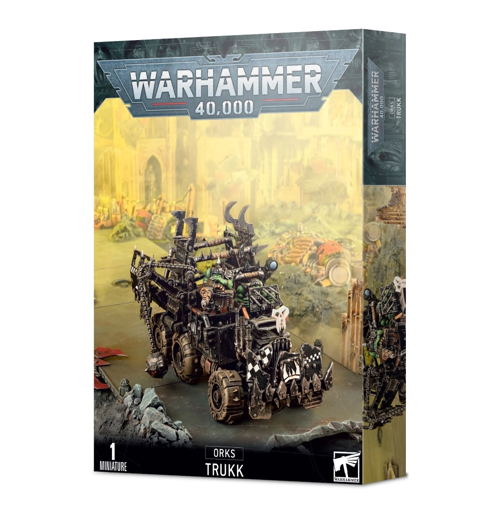 Boîte d'emballage cartonnée officielle de Games Workshop vue de trois-quarts, présentant le kit de figurine pour le Trukk Ork de la faction des Orks de Warhammer 40,000. L'illustration centrale met en scène un camion de transport d'aspect hétéroclite et blindé, fabriqué à partir de plaques de métal noir rivetées, de barres d'acier et de piques acérées. Le véhicule, équipé de grosses roues tout-terrain asymétriques, possède à l'avant un imposant bélier renforcé, décoré de motifs en damier noir et blanc et surmonté d'un crâne blanc sculpté. Des membres d'équipage Orks à la peau verte sont visibles aux commandes et sur la plateforme arrière dotée d'une boule de démolition suspendue à une chaîne. Le décor en arrière-plan est noyé dans une brume de combat lumineuse aux nuances jaune ocre et sable, laissant deviner des ruines industrielles. Le sommet de la boîte affiche le logo métallique gris "Warhammer 40,000". Le bandeau noir inférieur comporte les inscriptions blanches "1 MINIATURE", "ORKS" et "TRUKK", flanquées du logo de l'aigle blanc de Games Workshop à droite. Le flanc droit de l'emballage propose une vue verticale partielle de la boîte.