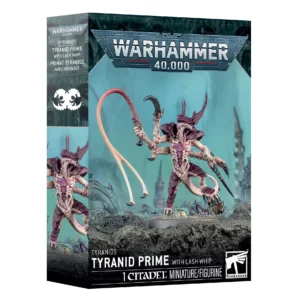 Boîte d'emballage officielle de la figurine Tyranide pour le jeu Warhammer 40,000. Le logo argenté de Warhammer 40,000 domine le haut de l'emballage sur un fond sombre sculpté. L'illustration principale présente un Primat Tyranide avec Bioknout, une créature extraterrestre monstrueuse à la peau beige clair et dotée d'une carapace dorsale ainsi que de plaques d'armure violet foncé. La créature possède quatre bras : l'un brandit un long fouet organique bicolore rosé et beige (le bioknout) qui ondule dans les airs, tandis que les autres se terminent par des griffes acérées et des lames. Elle est représentée sur un socle de sol rocheux gris devant un arrière-plan brumeux aux teintes turquoise et bleu clair parsemé de structures pointues floues. En bas de la boîte, les inscriptions en lettres capitales blanches affichent "TYRANIDS TYRANID PRIME WITH LASH WHIP" et "1 CITADEL MINIATURE/FIGURINE" à côté du logo blanc officiel de Warhammer. Le rabat latéral gauche présente un gros plan du personnage, son nom en français ainsi qu'un symbole blanc stylisé représentant deux têtes d'insectes face à face.