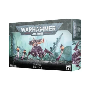 Boîte d'emballage officielle d'une figurine de créature pour le jeu de stratégie Warhammer 40,000, présentée de trois-quarts. Le grand logo argenté de Warhammer 40,000 domine la partie supérieure, incrusté sur une bordure supérieure gris foncé sculptée de reliefs de visages hurlants. L'illustration centrale met en scène le Biovore entièrement assemblé et peint, accompagné de ses spores. Au centre, cette bête d'artillerie de la faction Tyranids se tient sur un sol rocheux gris foncé et escarpé. La créature possède une peau blanc os ou beige clair, protégée par une lourde carapace chitineuse d'un violet pourpre strié. Sur son dos est fusionné un énorme canon biologique beige et rose à l'extrémité béante, prêt à faire feu. Elle est flanquée de trois Mines Spores, de petites excroissances organiques bulbeuses et orangées dotées de tentacules violets qui s'élèvent du sol. L'arrière-plan brumeux est baigné d'une lueur turquoise pâle laissant entrevoir des cheminées de toxines et des pointes biologiques extraterrestres. En bas au centre, un encadré noir épuré indique les inscriptions blanches "TYRANIDS BIOVORE", flanquées de la mention "4 MINIATURES" à gauche et du logo blanc officiel de Warhammer Citadel à droite. Le rabat latéral droit, d'une teinte gris-bleu sombre, montre un aperçu vertical de la bête sous le même angle.