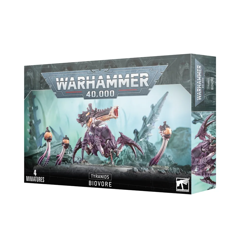 Boîte d'emballage officielle d'une figurine de créature pour le jeu de stratégie Warhammer 40,000, présentée de trois-quarts. Le grand logo argenté de Warhammer 40,000 domine la partie supérieure, incrusté sur une bordure supérieure gris foncé sculptée de reliefs de visages hurlants. L'illustration centrale met en scène le Biovore entièrement assemblé et peint, accompagné de ses spores. Au centre, cette bête d'artillerie de la faction Tyranids se tient sur un sol rocheux gris foncé et escarpé. La créature possède une peau blanc os ou beige clair, protégée par une lourde carapace chitineuse d'un violet pourpre strié. Sur son dos est fusionné un énorme canon biologique beige et rose à l'extrémité béante, prêt à faire feu. Elle est flanquée de trois Mines Spores, de petites excroissances organiques bulbeuses et orangées dotées de tentacules violets qui s'élèvent du sol. L'arrière-plan brumeux est baigné d'une lueur turquoise pâle laissant entrevoir des cheminées de toxines et des pointes biologiques extraterrestres. En bas au centre, un encadré noir épuré indique les inscriptions blanches "TYRANIDS BIOVORE", flanquées de la mention "4 MINIATURES" à gauche et du logo blanc officiel de Warhammer Citadel à droite. Le rabat latéral droit, d'une teinte gris-bleu sombre, montre un aperçu vertical de la bête sous le même angle.