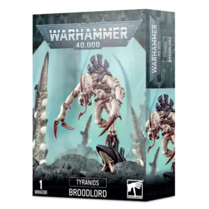 Boîte d'emballage officielle d'une figurine de monstre pour le jeu de stratégie Warhammer 40,000, présentée de trois-quarts. Le grand logo argenté de Warhammer 40,000 domine la partie supérieure, incrusté sur une bordure supérieure gris foncé sculptée de reliefs de visages hurlants. L'illustration centrale met en scène le terrifiant Broodlord entièrement assemblé et peint. Cette puissante créature de commandement de la faction Tyranids, chef de file des Genestealers, adopte une posture extrêmement menaçante et dominante. Le monstre possède une peau beige clair, une carapace dorsale chitineuse d'un violet profond s'étendant jusqu'au crâne, et des yeux rouges féroces. Il se tient accroupi au sommet d'une haute structure de ruine gothique en pierre grise dévastée, le buste penché vers l'avant et la gueule grande ouverte. Ses quatre bras sont terminés par d'immenses griffes acérées d'un rouge vif prêtes à frapper. L'arrière-plan affiche une atmosphère brumeuse et mystique teintée de turquoise avec des silhouettes de pointes organiques. En bas au centre, un encadré noir épuré indique les inscriptions blanches "TYRANIDS BROODLORD", flanquées de la mention "1 MINIATURE" à gauche et du logo blanc officiel de Warhammer Citadel à droite. Le rabat latéral droit, d'une teinte gris-bleu sombre, montre un aperçu vertical de la figurine sous le même angle.