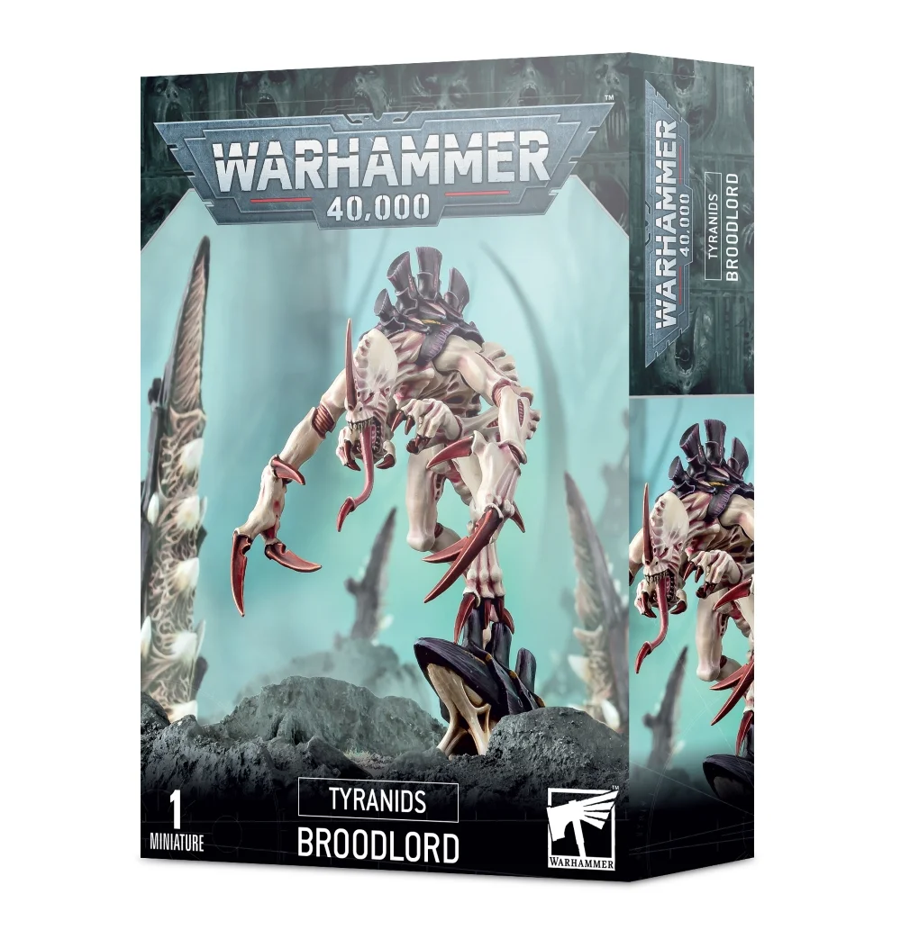 Boîte d'emballage officielle d'une figurine de monstre pour le jeu de stratégie Warhammer 40,000, présentée de trois-quarts. Le grand logo argenté de Warhammer 40,000 domine la partie supérieure, incrusté sur une bordure supérieure gris foncé sculptée de reliefs de visages hurlants. L'illustration centrale met en scène le terrifiant Broodlord entièrement assemblé et peint. Cette puissante créature de commandement de la faction Tyranids, chef de file des Genestealers, adopte une posture extrêmement menaçante et dominante. Le monstre possède une peau beige clair, une carapace dorsale chitineuse d'un violet profond s'étendant jusqu'au crâne, et des yeux rouges féroces. Il se tient accroupi au sommet d'une haute structure de ruine gothique en pierre grise dévastée, le buste penché vers l'avant et la gueule grande ouverte. Ses quatre bras sont terminés par d'immenses griffes acérées d'un rouge vif prêtes à frapper. L'arrière-plan affiche une atmosphère brumeuse et mystique teintée de turquoise avec des silhouettes de pointes organiques. En bas au centre, un encadré noir épuré indique les inscriptions blanches "TYRANIDS BROODLORD", flanquées de la mention "1 MINIATURE" à gauche et du logo blanc officiel de Warhammer Citadel à droite. Le rabat latéral droit, d'une teinte gris-bleu sombre, montre un aperçu vertical de la figurine sous le même angle.