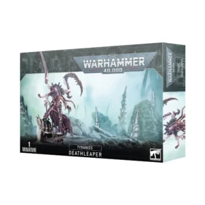 Boîte d'emballage officielle d'une figurine de personnage pour le jeu de stratégie Warhammer 40,000, présentée de trois-quarts. Le grand logo argenté de Warhammer 40,000 domine la partie supérieure, incrusté sur une bordure supérieure gris foncé sculptée de reliefs de visages hurlants. L'illustration centrale met en scène l'assassin suprême tyranide connu sous le nom de La Mort Subite (intitulé Tyranids Deathleaper en anglais), entièrement assemblé et peint. La créature extraterrestre arbore un exosquelette cybernétique et organique aux teintes violet foncé et rose pâle, doté de tentacules faciaux et de grands membres tranchants en forme de faux rétractées au-dessus d'elle. Elle se tient tapie en hauteur sur un élément de décor industriel en ruine, vêtue d'une cape membraneuse biologique violette qui pend comme des lambeaux de chair. Le monstre domine un champ de décombres rocheux gris sous une brume turquoise mystique d'où émergent des structures pointues d'infestation tyranide. En bas au centre, un encadré noir épuré indique les inscriptions blanches "TYRANIDS DEATHLEAPER", flanquées de la mention "1 MINIATURE" à gauche et du logo blanc officiel de Warhammer Citadel à droite. Le rabat latéral droit, d'une teinte gris-bleu sombre, montre un aperçu vertical de la figurine sous un angle différent sur fond clair.