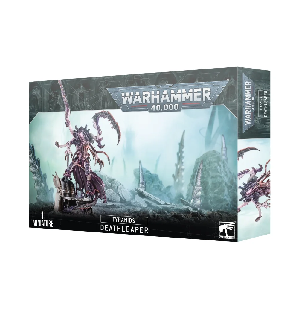 Boîte d'emballage officielle d'une figurine de personnage pour le jeu de stratégie Warhammer 40,000, présentée de trois-quarts. Le grand logo argenté de Warhammer 40,000 domine la partie supérieure, incrusté sur une bordure supérieure gris foncé sculptée de reliefs de visages hurlants. L'illustration centrale met en scène l'assassin suprême tyranide connu sous le nom de La Mort Subite (intitulé Tyranids Deathleaper en anglais), entièrement assemblé et peint. La créature extraterrestre arbore un exosquelette cybernétique et organique aux teintes violet foncé et rose pâle, doté de tentacules faciaux et de grands membres tranchants en forme de faux rétractées au-dessus d'elle. Elle se tient tapie en hauteur sur un élément de décor industriel en ruine, vêtue d'une cape membraneuse biologique violette qui pend comme des lambeaux de chair. Le monstre domine un champ de décombres rocheux gris sous une brume turquoise mystique d'où émergent des structures pointues d'infestation tyranide. En bas au centre, un encadré noir épuré indique les inscriptions blanches "TYRANIDS DEATHLEAPER", flanquées de la mention "1 MINIATURE" à gauche et du logo blanc officiel de Warhammer Citadel à droite. Le rabat latéral droit, d'une teinte gris-bleu sombre, montre un aperçu vertical de la figurine sous un angle différent sur fond clair.