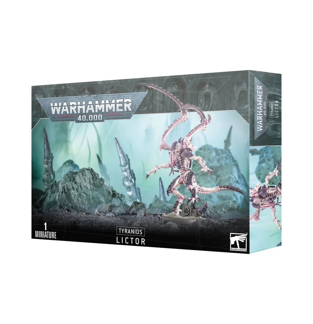 Boîte d'emballage officielle d'une figurine de personnage extraterrestre pour le jeu de stratégie Warhammer 40,000, présentée de trois-quarts. Le grand logo argenté de Warhammer 40,000 domine la partie supérieure, incrusté sur une bordure supérieure gris foncé sculptée de reliefs de visages hurlants. L'illustration centrale met en scène la créature de traque Lictor entièrement assemblée et peinte. Ce monstre de la faction Tyranids possède une peau beige clair, une carapace chitineuse segmentée d'un violet profond sur le dos, les jambes et la queue, ainsi que de longs tentacules sensoriels roses qui pendent devant sa gueule. Il est représenté en posture d'affût dynamique, brandissant deux immenses griffes faucheuses articulées au-dessus de sa tête, un pied posé sur un débris industriel métallique. La créature se trouve sur un sol rocheux et sombre, devant un arrière-plan brumeux baigné d'une lueur turquoise pâle parsemé de structures organiques pointues. En bas au centre, un encadré noir épuré indique les inscriptions blanches "TYRANIDS LICTOR", flanquées de la mention "1 MINIATURE" à gauche et du logo blanc officiel de Warhammer Citadel à droite. Le rabat latéral droit, d'une teinte gris-bleu sombre, montre un aperçu vertical partiel de la même figurine sous un angle similaire.