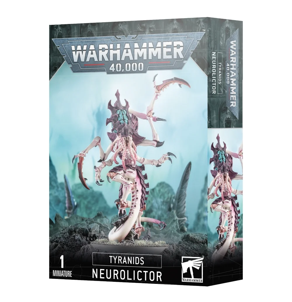 Boîte d'emballage officielle d'une figurine de créature pour le jeu de stratégie Warhammer 40,000, présentée de trois-quarts. Le grand logo argenté de Warhammer 40,000 domine la partie supérieure, incrusté sur une bordure supérieure gris foncé sculptée de reliefs de visages hurlants. L'illustration centrale met en scène la bête extraterrestre Neurolictor, entièrement assemblée et peinte. Ce bio-monstre de la faction Tyranides possède une peau beige clair nuancée de rose et une carapace dorsale violet foncé, surmontée d'une crête crânienne qui laisse entrevoir un cerveau exposé aux reflets turquoise. La créature dispose de tentacules faciaux roses et de multiples bras articulés terminés par des pinces et des griffes tranchantes. Elle est représentée tapie dans une posture agressive sur un sol rocheux gris foncé parsemé de mousse. L'arrière-plan présente une atmosphère brumeuse et turquoise d'où émergent des pointes rocheuses d'infestation biologique. En bas au centre, un encadré noir épuré indique les inscriptions blanches "TYRANIDS NEUROLICTOR", flanquées de la mention "1 MINIATURE" à gauche et du logo blanc officiel de Warhammer Citadel à droite. Le rabat latéral droit, d'une teinte gris-bleu sombre, montre un aperçu vertical du monstre sous le même angle.