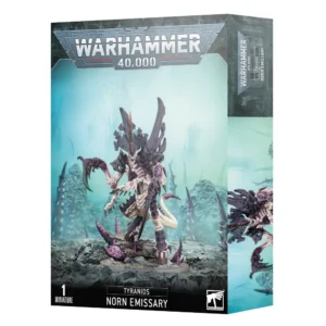 Boîte d'emballage officielle d'une figurine de monstre pour le jeu de stratégie Warhammer 40,000, présentée de trois-quarts. Le grand logo argenté de Warhammer 40,000 domine la partie supérieure, incrusté sur une bordure supérieure gris foncé sculptée de reliefs de visages hurlants. L'illustration centrale met en scène le colosse extraterrestre Émissaire Norne (intitulé Tyranids Norn Emissary en anglais), entièrement assemblé et peint. Cette créature tyranide massive possède un exosquelette beige clair et une carapace dorsale violet foncé très foncée, surmontée d'une grande crête crânienne pointue ornée d'une lame biocatalytique orangée. Le monstre possède quatre bras se terminant par des griffes acérées et des lames tranchantes, et se tient debout sur les débris d'une structure fortifiée impériale brisée. L'arrière-plan de l'image est plongé dans une atmosphère brumeuse et turquoise d'où émergent des pointes rocheuses et des cheminées de spores tyranides. En bas au centre, un encadré noir épuré indique les inscriptions blanches "TYRANIDS NORN EMISSARY", flanquées de la mention "1 MINIATURE" à gauche et du logo blanc officiel de Warhammer Citadel à droite. Le rabat latéral droit, d'une teinte gris-bleu sombre, montre un aperçu vertical de la même illustration sous un angle rapproché.