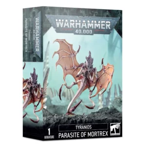 Boîte d'emballage officielle d'une figurine de personnage pour le jeu de stratégie Warhammer 40,000, présentée de trois-quarts. Le grand logo argenté de Warhammer 40,000 domine la partie supérieure, incrusté sur une bordure supérieure gris foncé sculptée de reliefs de visages hurlants. L'illustration centrale met en scène la créature volante Parasite de Mortrex entièrement assemblée et peinte. Ce monstre extraterrestre de la faction Tyranids possède une peau beige clair nervurée de rouge, une carapace crânienne et dorsale d'un violet profond, ainsi que deux grandes ailes membraneuses couleur chair déployées. Il est doté de pattes inférieures se terminant par des appendices tranchants et d'un long dard barbelé incurvé vers l'avant. La créature est représentée en phase d'atterrissage ou d'envol sur un sol de roches noires volcaniques. L'arrière-plan affiche une atmosphère brumeuse teintée de turquoise pâle avec des silhouettes floues de structures organiques pointues. En bas au centre, un encadré noir épuré indique les inscriptions blanches "TYRANIDS PARASITE OF MORTREX", flanquées de la mention "1 MINIATURE" à gauche et du logo blanc officiel de Warhammer Citadel à droite. Le rabat latéral droit, d'une teinte gris-bleu sombre, montre un aperçu vertical de la même figurine sous un angle similaire.