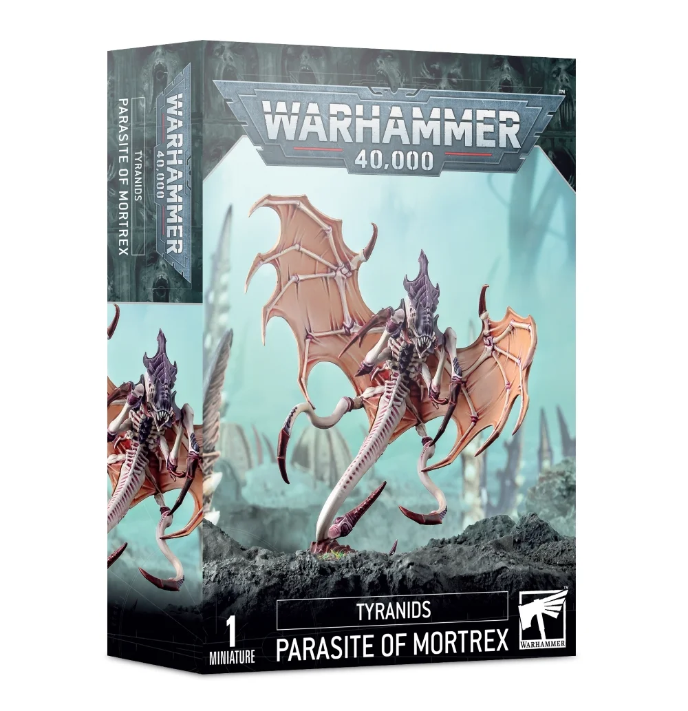 Boîte d'emballage officielle d'une figurine de personnage pour le jeu de stratégie Warhammer 40,000, présentée de trois-quarts. Le grand logo argenté de Warhammer 40,000 domine la partie supérieure, incrusté sur une bordure supérieure gris foncé sculptée de reliefs de visages hurlants. L'illustration centrale met en scène la créature volante Parasite de Mortrex entièrement assemblée et peinte. Ce monstre extraterrestre de la faction Tyranids possède une peau beige clair nervurée de rouge, une carapace crânienne et dorsale d'un violet profond, ainsi que deux grandes ailes membraneuses couleur chair déployées. Il est doté de pattes inférieures se terminant par des appendices tranchants et d'un long dard barbelé incurvé vers l'avant. La créature est représentée en phase d'atterrissage ou d'envol sur un sol de roches noires volcaniques. L'arrière-plan affiche une atmosphère brumeuse teintée de turquoise pâle avec des silhouettes floues de structures organiques pointues. En bas au centre, un encadré noir épuré indique les inscriptions blanches "TYRANIDS PARASITE OF MORTREX", flanquées de la mention "1 MINIATURE" à gauche et du logo blanc officiel de Warhammer Citadel à droite. Le rabat latéral droit, d'une teinte gris-bleu sombre, montre un aperçu vertical de la même figurine sous un angle similaire.