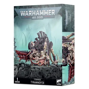 Boîte d'emballage officielle d'une figurine de monstre pour le jeu de stratégie Warhammer 40,000, présentée de trois-quarts. Le grand logo argenté de Warhammer 40,000 domine la partie supérieure, incrusté sur une bordure supérieure gris foncé sculptée de reliefs de visages hurlants. L'illustration centrale met en scène le terrifiant Tyrannofex Tyranide entièrement assemblé et peint. Cette immense créature extraterrestre insectoïde possède une peau beige clair, une imposante carapace chitineuse violet foncé hérissée de cheminées d'échappement de spores sur le dos, et de puissantes pattes griffues. Le monstre, gueule grande ouverte montrant des rangées de dents acérées et une longue langue rose, est équipé d'un canon briseur bio-organique massif rouge vif et noir fusionné à ses membres inférieurs. La bête progresse sur un sol de roche noire volcanique texturée, devant un arrière-plan brumeux baigné d'une lueur turquoise pâle où se dessinent des silhouettes de structures organiques pointues. En bas au centre, un encadré noir épuré indique les inscriptions blanches "TYRANIDS TYRANNOFEX", flanquées de la mention "1 MINIATURE" à gauche et du logo blanc officiel de Warhammer Citadel à droite. Le rabat latéral droit, d'une teinte gris-bleu sombre, montre un gros plan vertical détaillé de la créature sous le même angle.