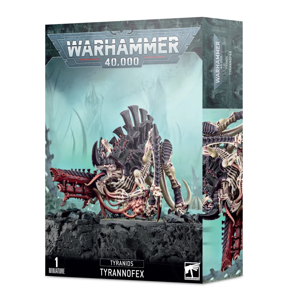 Boîte d'emballage officielle d'une figurine de monstre pour le jeu de stratégie Warhammer 40,000, présentée de trois-quarts. Le grand logo argenté de Warhammer 40,000 domine la partie supérieure, incrusté sur une bordure supérieure gris foncé sculptée de reliefs de visages hurlants. L'illustration centrale met en scène le terrifiant Tyrannofex Tyranide entièrement assemblé et peint. Cette immense créature extraterrestre insectoïde possède une peau beige clair, une imposante carapace chitineuse violet foncé hérissée de cheminées d'échappement de spores sur le dos, et de puissantes pattes griffues. Le monstre, gueule grande ouverte montrant des rangées de dents acérées et une longue langue rose, est équipé d'un canon briseur bio-organique massif rouge vif et noir fusionné à ses membres inférieurs. La bête progresse sur un sol de roche noire volcanique texturée, devant un arrière-plan brumeux baigné d'une lueur turquoise pâle où se dessinent des silhouettes de structures organiques pointues. En bas au centre, un encadré noir épuré indique les inscriptions blanches "TYRANIDS TYRANNOFEX", flanquées de la mention "1 MINIATURE" à gauche et du logo blanc officiel de Warhammer Citadel à droite. Le rabat latéral droit, d'une teinte gris-bleu sombre, montre un gros plan vertical détaillé de la créature sous le même angle.