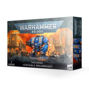 Boîte d'emballage officielle du jeu de figurines Warhammer 40,000 présentant le Venerable Dreadnought des Space Marines. L'illustration centrale montre un imposant marcheur de combat blindé, peint aux couleurs bleues du chapitre des Ultramarines, debout au milieu d'un champ de bataille dévasté. Le Dreadnought est richement orné de plaques honorifiques dorées, de sceaux de pureté et de parchemins détaillant de hauts faits d'armes. Il est équipé d'un canon lourd et d'une griffe de combat massive. En arrière-plan, des ruines de bâtiments gothiques sont enveloppées par les lueurs orangées et les fumées sombres d'un incendie de guerre. Le logo argenté Warhammer 40,000 est visible en haut au centre, et les mentions "Space Marines" et "Venerable Dreadnought" sont inscrites en blanc sur une bande noire en bas de la boîte.
