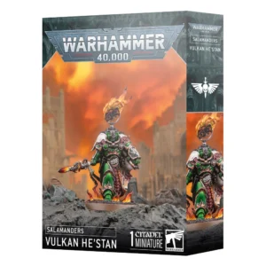 Vue en perspective de la boîte de figurine Warhammer 40,000 présentant le personnage de Vulkan He'stan pour la faction des Salamanders. L'illustration centrale met en scène le puissant Space Marine revêtu de son armure énergétique vert vif ornée de flammes peintes et d'une épaisse cape en peau d'écailles de reptile. Il brandit une lance à la lame incandescente et porte un brasero dorsal flamboyant arborant une icône de tête de dragon. Il se tient fermement sur un cratère rocheux parsemé de petits brasiers, devant un paysage de cathédrale gothique en ruines baigné par la lumière d'un ciel de guerre orange et enfumé. Le logo métallique argenté "WARHAMMER 40,000" trône en haut de l'emballage. Sur le bandeau noir inférieur, les inscriptions textuelles blanches indiquent "SALAMANDERS" et "VULKAN HE'STAN", accompagnées de la mention "1 CITADEL MINIATURE" et du logo blanc carré de Warhammer. La tranche droite reprend verticalement le nom du personnage sous le symbole blanc d'une épée ailée.