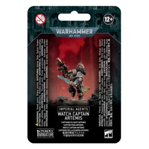 Emballage sous blister officiel d'une figurine de personnage pour le jeu de stratégie Warhammer 40,000, présenté de face avec une fente d'accroche au sommet. La partie supérieure arbore le logo officiel argenté Warhammer 40,000 sur fond gris texturé représentant des visages hurlants. L'illustration centrale met en scène le Capitaine du Guet Artemis entièrement assemblé et peint. Ce Space Marine d'élite de la Deathwatch est représenté tête nue en pleine course dynamique. Il porte une armure assistée noire avec une épaulière gauche argentée finement gravée, une cape beige fluide et un halo de fer pointu sur son paquetage dorsal. De sa main droite levée, il brandit un combi-arme bolter et lance-flammes lourd, tandis que de sa main gauche, il tient une épée d'énergie à lame bleutée lumineuse pointée vers le bas. Le personnage progresse sur un sol de roche sombre parsemé de débris, devant un arrière-plan baigné d'un dégradé rouge vif embrumé. En bas au centre, un encadré noir affiche les mentions "IMPERIAL AGENTS" et "WATCH CAPTAIN ARTEMIS", suivies de ses traductions multilingues, dont "CAPITAINE DU GUET ARTEMIS". En bas à gauche figure la mention "1 CITADEL MINIATURE".