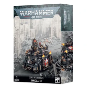 Boîte d'emballage officielle du produit Adepta Sororitas Immolator pour le jeu de figurines Warhammer 40,000. Le logo imposant argenté "Warhammer 40,000" est fièrement affiché en haut de la boîte. L'illustration centrale présente le char d'assaut Immolator assemblé et peint aux couleurs de l'Ordre de Notre-Dame des Martyrs : une carrosserie noire blindée, ornée de dorures gothiques, de motifs de fleurs de lys blanches et de symboles impériaux. Le char arbore un immense vitrail circulaire multicolore et détaillé à l'arrière, des lance-flammes lourds montés sur une tourelle, ainsi que des braseros allumés avec des flammes réalistes. Une figurine de chérubin ailé soufflant dans une trompette surmonte la structure. Le véhicule évolue au milieu d'un décor de ruines de cathédrale futuriste aux teintes grises et désaturées. En bas de la boîte, sur une bande noire, apparaissent les mentions textuelles "1 Miniature", "Adepta Sororitas", "Immolator" et le logo blanc de Games Workshop. Le côté droit de la boîte montre un aperçu du profil du véhicule.