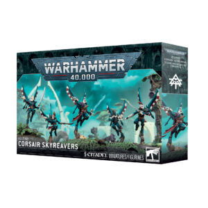 Boîte d'emballage officielle de l'unité Chaos ou Xenos pour Warhammer 40,000, présentant le kit d'escouade Aeldari Corsair Skyreavers. Le logo imposant et argenté de Warhammer 40,000 domine la partie supérieure sur un fond sombre texturé de visages hurlants sculptés. L'illustration principale met en scène 5 Écumeurs Célestes Corsaires, des guerriers extraterrestres aux armures turquoise et noire dotés de réacteurs dorsaux en forme d'ailes rigides ornées de motifs rouges et blancs. Les figurines sont représentées en pleine action, bondissant au-dessus d'un sol verdoyant et de débris spatiaux, armées de pistolets futuristes et d'épées d'énergie translucides ou de sabres. En arrière-plan, un paysage extraterrestre s'étend sous un ciel turquoise brumeux avec de grandes arches blanches et des arbres étranges. Le bas de la boîte indique "AELDARI CORSAIR SKYREAVERS" et "5 CITADEL MINIATURES/FIGURINES" à côté du logo blanc Citadel de Warhammer. Le rabat latéral droit affiche l'insigne runique blanc de la faction et la traduction française Écumeurs Célestes Corsaires.
