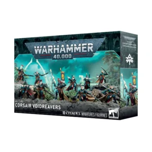 Boîte d'emballage officielle de l'unité Aeldari Corsair Voidreavers pour le jeu Warhammer 40,000. Le logo argenté caractéristique de Warhammer 40,000 trône en haut au centre sur une bordure sombre ornée de visages hurlants sculptés. L'illustration principale présente une escouade de 10 figurines de Corsaires Neantari, des pirates extraterrestres aux armures turquoise et rouge, équipés de capes beiges. Ils sont disposés dynamiquement en position de combat sur un sol rocheux et moussu. Les guerriers portent des armes variées, incluant des fusils laser longs et blancs, des pistolets shuriken et des sabres énergétiques incurvés, et l'un d'eux brandit une petite bannière dorsale jaune arborant un œil stylisé. L'arrière-plan dépeint un monde extraterrestre nimbé d'une brume turquoise lumineuse avec une immense arche blanche et des arbres tortueux. En bas à gauche, le texte blanc indique "AELDARI CORSAIR VOIDREAVERS" et en bas au centre, la mention "10 CITADEL MINIATURES/FIGURINES" figure à côté du logo blanc officiel de Warhammer. Le rabat latéral droit montre un gros plan du porteur de bannière ainsi que le symbole runique blanc de la faction.