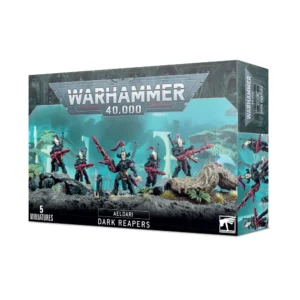 Boîte d'emballage officielle d'une unité de figurines pour le jeu de stratégie Warhammer 40,000, présentée de trois-quarts. Le grand logo argenté de Warhammer 40,000 domine la partie supérieure, incrusté sur une bordure supérieure gris foncé sculptée de reliefs de visages hurlants. L'illustration centrale met en scène l'escouade des Faucheurs Noirs (intitulée Dark Reapers en anglais) assemblée et peinte. On y observe 5 guerriers d'aspect de la faction Aeldari vêtus d'armures lourdes d'un noir de jais, coiffés de casques stylisés en forme de crânes blancs et surmontés de hautes crêtes violettes. Le guerrier au centre tient un long lance-missiles Faucheur rouge brique d'une main et un crâne de l'autre, tandis que ses compagnons se déploient à ses côtés avec leurs armes lourdes pointées vers l'avant. Ils progressent sur un sol de décombres rocheux gris foncé, devant un arrière-plan mystique baigné d'une lueur turquoise et bleue révélant des structures d'arches blanches de vaisseau-monde et des arbres exotiques. En bas au centre, un encadré noir épuré indique les inscriptions blanches "AELDARI DARK REAPERS", flanquées de la mention "5 MINIATURES" à gauche et du logo blanc officiel de Warhammer Citadel à droite. Le rabat latéral droit, d'une teinte gris-bleu sombre, montre un aperçu des figurines disposées à la verticale.