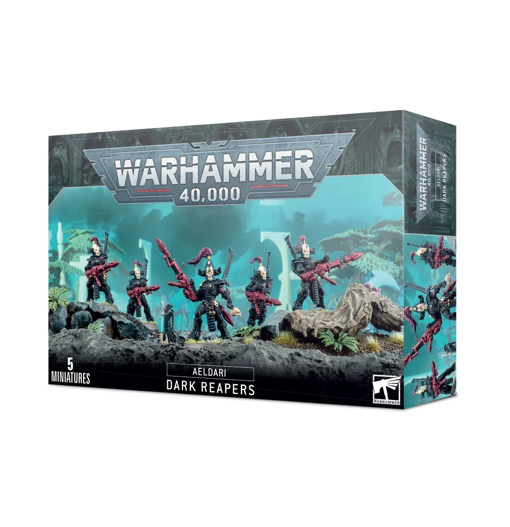 Boîte d'emballage officielle d'une unité de figurines pour le jeu de stratégie Warhammer 40,000, présentée de trois-quarts. Le grand logo argenté de Warhammer 40,000 domine la partie supérieure, incrusté sur une bordure supérieure gris foncé sculptée de reliefs de visages hurlants. L'illustration centrale met en scène l'escouade des Faucheurs Noirs (intitulée Dark Reapers en anglais) assemblée et peinte. On y observe 5 guerriers d'aspect de la faction Aeldari vêtus d'armures lourdes d'un noir de jais, coiffés de casques stylisés en forme de crânes blancs et surmontés de hautes crêtes violettes. Le guerrier au centre tient un long lance-missiles Faucheur rouge brique d'une main et un crâne de l'autre, tandis que ses compagnons se déploient à ses côtés avec leurs armes lourdes pointées vers l'avant. Ils progressent sur un sol de décombres rocheux gris foncé, devant un arrière-plan mystique baigné d'une lueur turquoise et bleue révélant des structures d'arches blanches de vaisseau-monde et des arbres exotiques. En bas au centre, un encadré noir épuré indique les inscriptions blanches "AELDARI DARK REAPERS", flanquées de la mention "5 MINIATURES" à gauche et du logo blanc officiel de Warhammer Citadel à droite. Le rabat latéral droit, d'une teinte gris-bleu sombre, montre un aperçu des figurines disposées à la verticale.