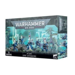 Boîte d'emballage officielle d'une unité de figurines pour le jeu de stratégie Warhammer 40,000, présentée de trois-quarts. Le grand logo argenté de Warhammer 40,000 domine la partie supérieure, incrusté sur une bordure supérieure gris foncé sculptée de visages hurlants. L'illustration centrale met en scène l'ensemble de l'escouade des Vengeurs Lugubres (intitulée Dire Avengers en anglais) assemblée et peinte. On y observe 5 guerriers d'élite de la faction Aeldari vêtus d'armures d'un bleu royal éclatant et coiffés de grands casques blancs surmontés de hautes crêtes noires et jaunes. Le guerrier central, un Exarque, brandit une longue lame argentée et porte une grande bannière dorsale bleue et blanche, tandis que ses compagnons le flanquent en visant avec leurs catapultes shuriken noires. Ils progressent sur un sol de décombres rocheux gris foncé, devant un arrière-plan mystique baigné d'une lueur turquoise et bleue révélant des structures d'arches blanches de vaisseau-monde et des arbres exotiques. En bas au centre, un encadré noir épuré indique les inscriptions blanches "AELDARI DIRE AVENGERS", flanquées de la mention "5 MINIATURES" à gauche et du logo blanc officiel de Warhammer Citadel à droite. Le rabat latéral droit, d'une teinte gris-bleu sombre, montre un aperçu des figurines disposées à la verticale.