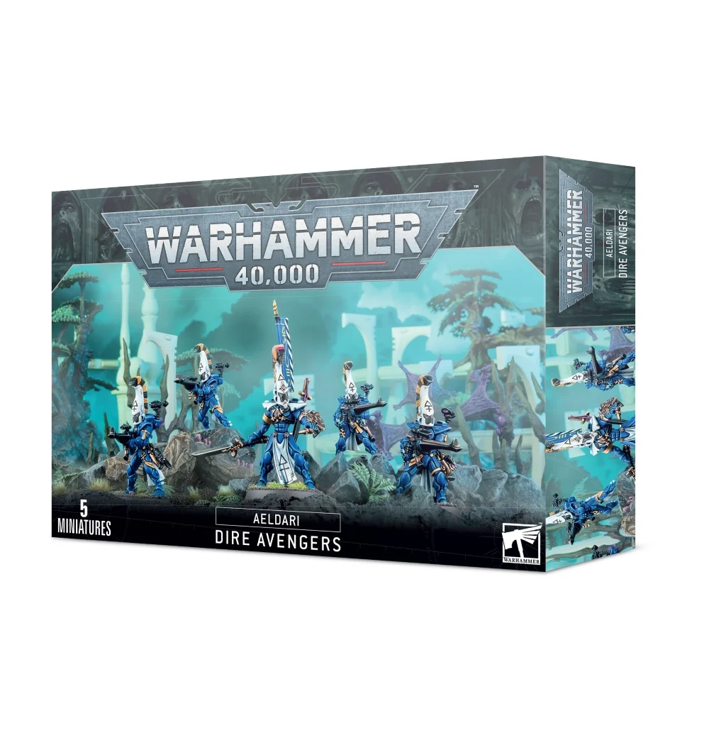 Boîte d'emballage officielle d'une unité de figurines pour le jeu de stratégie Warhammer 40,000, présentée de trois-quarts. Le grand logo argenté de Warhammer 40,000 domine la partie supérieure, incrusté sur une bordure supérieure gris foncé sculptée de visages hurlants. L'illustration centrale met en scène l'ensemble de l'escouade des Vengeurs Lugubres (intitulée Dire Avengers en anglais) assemblée et peinte. On y observe 5 guerriers d'élite de la faction Aeldari vêtus d'armures d'un bleu royal éclatant et coiffés de grands casques blancs surmontés de hautes crêtes noires et jaunes. Le guerrier central, un Exarque, brandit une longue lame argentée et porte une grande bannière dorsale bleue et blanche, tandis que ses compagnons le flanquent en visant avec leurs catapultes shuriken noires. Ils progressent sur un sol de décombres rocheux gris foncé, devant un arrière-plan mystique baigné d'une lueur turquoise et bleue révélant des structures d'arches blanches de vaisseau-monde et des arbres exotiques. En bas au centre, un encadré noir épuré indique les inscriptions blanches "AELDARI DIRE AVENGERS", flanquées de la mention "5 MINIATURES" à gauche et du logo blanc officiel de Warhammer Citadel à droite. Le rabat latéral droit, d'une teinte gris-bleu sombre, montre un aperçu des figurines disposées à la verticale.