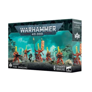 Boîte d'emballage officielle d'une unité de figurines pour le jeu de stratégie Warhammer 40,000, présentée de trois-quarts. Le grand logo argenté de Warhammer 40,000 domine la partie supérieure, incrusté sur une bordure supérieure gris foncé sculptée de reliefs de visages hurlants. L'illustration centrale met en scène l'escouade des Dragons Flamboyants (intitulée Aeldari Fire Dragons en anglais) entièrement assemblée et peinte. On y observe 5 guerriers d'aspect de la faction Aeldari vêtus d'armures lourdes orange vif, équipés de casques à crête haute de la même couleur et de pagnes noirs. Le guerrier au centre, un Exarque, brandit une pique de feu tandis que ses compagnons sont armés de fusils thermiques noirs et rouges. L'unité progresse au milieu de ruines et de décombres rocheux gris foncé, devant un arrière-plan mystique baigné d'une lueur turquoise révélant des structures d'arches blanches de vaisseau-monde et des arbres exotiques. En bas à gauche, les inscriptions blanches indiquent "AELDARI FIRE DRAGONS" à côté d'une petite icône runique. En bas au centre, la mention "6 CITADEL MINIATURES" figure à côté du logo blanc officiel de Warhammer Citadel dans le coin droit. Le rabat latéral droit, d'une teinte gris-bleu sombre, montre l'icône runique blanche de la faction et un gros plan vertical de l'un des guerriers.