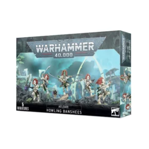 Boîte d'emballage officielle d'une unité de figurines pour le jeu de stratégie Warhammer 40,000, présentée de trois-quarts. Le grand logo argenté de Warhammer 40,000 domine la partie supérieure, incrusté sur une bordure supérieure gris foncé sculptée de reliefs de visages hurlants. L'illustration centrale met en scène l'escouade des Howling Banshees entièrement assemblée et peinte. On y observe 5 guerrières d'aspect de la faction Aeldari adoptant des poses de course et d'assaut ultra-dynamiques. Elles portent une armure d'os poli blanche aux détails dorés et verts, des masques de combat hurlants blancs, et d'immenses chevelures rousses et flamboyantes. La guerrière centrale, une Exarque dotée d'un cimier vert sur son casque, brandit deux pistolets shuriken et des lames énergétiques argentées, tandis que ses compagnes s'élancent par-dessus un sol de décombres rocheux gris foncé, armées d'épées de force maniées à deux mains. Le fond de l'image présente un paysage mystique baigné d'une lueur turquoise révélant des structures d'arches de vaisseau-monde et des arbres exotiques. En bas au centre, un encadré noir épuré indique les inscriptions blanches "AELDARI HOWLING BANSHEES", flanquées de la mention "5 MINIATURES" à gauche et du logo blanc officiel de Warhammer Citadel dans le coin droit. Le rabat latéral droit, d'une teinte gris-bleu sombre, montre un aperçu vertical de l'escouade sous le même angle.