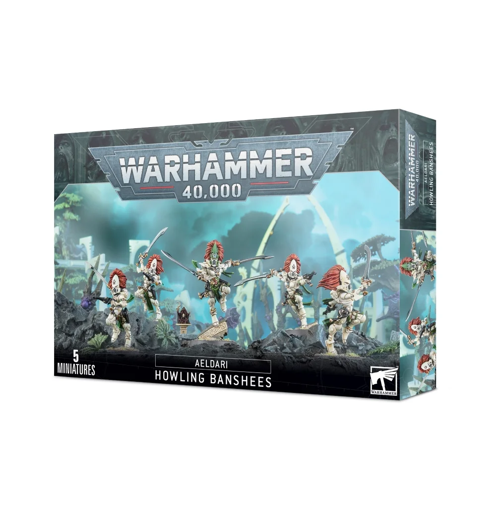 Boîte d'emballage officielle d'une unité de figurines pour le jeu de stratégie Warhammer 40,000, présentée de trois-quarts. Le grand logo argenté de Warhammer 40,000 domine la partie supérieure, incrusté sur une bordure supérieure gris foncé sculptée de reliefs de visages hurlants. L'illustration centrale met en scène l'escouade des Howling Banshees entièrement assemblée et peinte. On y observe 5 guerrières d'aspect de la faction Aeldari adoptant des poses de course et d'assaut ultra-dynamiques. Elles portent une armure d'os poli blanche aux détails dorés et verts, des masques de combat hurlants blancs, et d'immenses chevelures rousses et flamboyantes. La guerrière centrale, une Exarque dotée d'un cimier vert sur son casque, brandit deux pistolets shuriken et des lames énergétiques argentées, tandis que ses compagnes s'élancent par-dessus un sol de décombres rocheux gris foncé, armées d'épées de force maniées à deux mains. Le fond de l'image présente un paysage mystique baigné d'une lueur turquoise révélant des structures d'arches de vaisseau-monde et des arbres exotiques. En bas au centre, un encadré noir épuré indique les inscriptions blanches "AELDARI HOWLING BANSHEES", flanquées de la mention "5 MINIATURES" à gauche et du logo blanc officiel de Warhammer Citadel dans le coin droit. Le rabat latéral droit, d'une teinte gris-bleu sombre, montre un aperçu vertical de l'escouade sous le même angle.