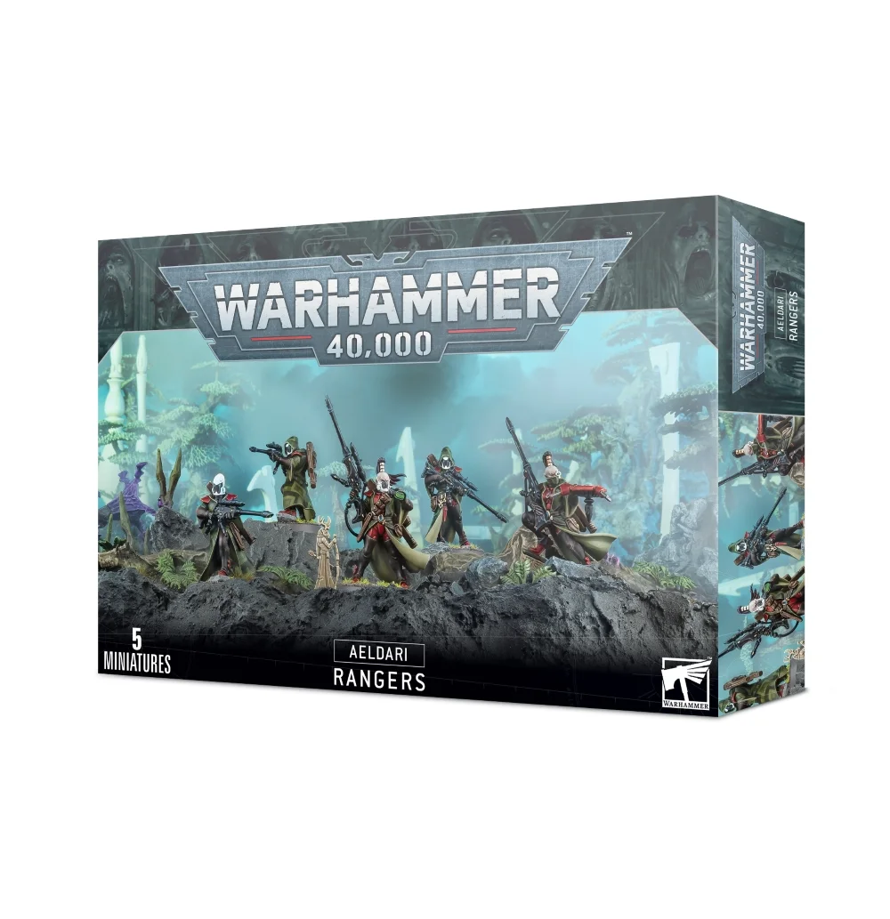 Boîte d'emballage officielle d'une unité de figurines pour le jeu de stratégie Warhammer 40,000, présentée de trois-quarts. Le grand logo argenté de Warhammer 40,000 domine la partie supérieure, incrusté sur une bordure supérieure gris foncé sculptée de reliefs de visages hurlants. L'illustration centrale met en scène l'escouade des Rangers assemblée et peinte. On y observe 5 tireurs d'élite de la faction Aeldari vêtus de longues capes de camouflage kaki et brunes, d'armures rouges et de masques ou casques blancs. Ils adoptent des postures dynamiques de surveillance et de tir, brandissant de longs fusils de sniper noirs au milieu d'un décor rocheux gris foncé parsemé de fougères. Le fond de l'image présente un paysage extraterrestre mystique baigné d'une lueur turquoise révélant des structures d'arches blanches de vaisseau-monde et des arbres exotiques. En bas au centre, un encadré noir épuré indique les inscriptions blanches "AELDARI RANGERS", flanquées de la mention "5 MINIATURES" à gauche et du logo blanc officiel de Warhammer Citadel à droite. Le rabat latéral droit, d'une teinte gris-bleu sombre, montre un aperçu vertical des tireurs sous différents angles.