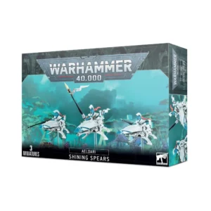 Boîte d'emballage officielle d'une unité de figurines pour le jeu de stratégie Warhammer 40,000, présentée de trois-quarts. Le grand logo argenté de Warhammer 40,000 domine la partie supérieure, incrusté sur une bordure supérieure gris foncé sculptée de reliefs de visages hurlants. L'illustration centrale met en scène l'escouade des Lances Étincelantes (intitulée Aeldari Shining Spears en anglais) assemblée et peinte. On y observe 3 guerriers d'aspect chevauchant de rapides motos-jets profilées blanches et bleu turquoise, équipées de fines dérives et de gemmes spirituelles rouges. Les pilotes portent des armures blanches imposantes, des capes d'un noir profond et des casques coniques turquoise à visière noire. Ils chargent à pleine vitesse en lévitant sur des tiges transparentes, brandissant de longues lances laser argentées et affûtées pointées vers l'avant. Ils progressent au-dessus d'un sol rocheux parsemé de fougères, devant un arrière-plan mystique baigné d'une lueur turquoise qui dévoile des structures d'arches blanches de vaisseau-monde. En bas au centre, un encadré noir épuré indique les inscriptions blanches "AELDARI SHINING SPEARS", flanquées de la mention "3 MINIATURES" à gauche et du logo blanc officiel de Warhammer Citadel à droite. Le rabat latéral droit, d'une teinte gris-bleu sombre, montre un aperçu vertical de l'une des motos-jets en plein assaut.