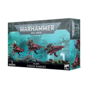Boîte d'emballage officielle d'une unité de figurines pour le jeu de stratégie Warhammer 40,000, présentée de trois-quarts. Le grand logo argenté de Warhammer 40,000 domine la partie supérieure, incrusté sur une bordure supérieure gris foncé sculptée de reliefs de visages hurlants. L'illustration centrale met en scène l'escouade des Coureurs Mirages (intitulée Aeldari Shroud Runners en anglais) entièrement assemblée et peinte. On y observe 3 motos-jets profilées de couleur rouge vif et noir, chevauchées chacune par un duo de guerriers Aeldari vêtus de longues capes de camouflage kaki et de tenues rouges. Les pilotes dirigent les véhicules rapides tandis que les passagers arrière, équipés de longs fusils de sniper, scrutent l'horizon ou épaulent leur arme. L'unité lévite sur des tiges transparentes au-dessus d'un sol rocheux parsemé de fougères, devant un arrière-plan mystique baigné d'une lueur turquoise qui révèle des arbres exotiques et des arches de vaisseau-monde. En bas au centre, un encadré noir épuré indique les inscriptions blanches "AELDARI SHROUD RUNNERS", flanquées de la mention "3 MINIATURES" à gauche et du logo blanc officiel de Warhammer Citadel à droite. Le rabat latéral droit, d'une teinte gris-bleu sombre, montre un aperçu vertical des figurines sous différents angles.