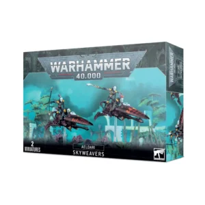 Boîte d'emballage officielle d'une unité de figurines pour le jeu de stratégie Warhammer 40,000, présentée de trois-quarts. Le grand logo argenté de Warhammer 40,000 domine la partie supérieure, incrusté sur une bordure supérieure gris foncé sculptée de reliefs de visages hurlants. L'illustration centrale met en scène l'escouade des Tisseurs Célestes (intitulée Aeldari Skyweavers en anglais) entièrement assemblée et peinte. On y observe 2 motos-jets profilées de couleur violet foncé, ornées d'un motif de losanges bicolores orange et noir sur le nez. Chaque véhicule volant est chevauché par un duo de guerriers acrobates de la faction Aeldari (sous-faction Arlequins) vêtus de combinaisons sombres et de masques lisses argentés. Sur la moto de gauche, le passager arrière manie une longue arme de poing tandis que sur celle de droite, il brandit une fine glaive énergétique argentée. Les véhicules lévitent sur des tiges transparentes au-dessus d'un sol rocheux, devant un arrière-plan mystique baigné d'une lueur turquoise qui révèle des arbres exotiques et des arches blanches. En bas au centre, un encadré noir épuré indique les inscriptions blanches "AELDARI SKYWEAVERS", flanquées de la mention "2 MINIATURES" à gauche et du logo blanc officiel de Warhammer Citadel à droite. Le rabat latéral droit, d'une teinte gris-bleu sombre, montre un aperçu vertical des figurines sous le même angle.