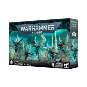 Boîte d'emballage officielle d'une unité de figurines pour le jeu de stratégie Warhammer 40,000, présentée de trois-quarts. Le grand logo argenté de Warhammer 40,000 domine la partie supérieure, incrusté sur une bordure supérieure gris foncé sculptée de reliefs de visages hurlants. L'illustration centrale met en scène l'escouade des Éperviers Voltigeurs (intitulée Aeldari Swooping Hawks en anglais) entièrement assemblée et peinte. On y observe 5 guerriers d'aspect de la faction Aeldari dotés de grandes ailes mécaniques composées de plumes d'un bleu turquoise étincelant. Ils portent des armures segmentées vert d'eau, des casques lisses blancs et des pagnes noirs. Les personnages sont représentés en plein envol, lévitant au-dessus d'un sol de décombres rocheux gris foncé. Le personnage central, un Exarque, brandit une arme énergétique tandis que ses compagnons pointent leurs fusils éclateurs noirs vers l'avant. Le fond de l'image présente un paysage extraterrestre mystique baigné d'une lueur turquoise révélant des structures d'arches blanches de vaisseau-monde et des arbres exotiques. En bas à gauche, les inscriptions blanches indiquent "AELDARI SWOOPING HAWKS" à côté d'une petite icône runique. En bas au centre, la mention "6 CITADEL MINIATURES" figure à côté du logo blanc officiel de Warhammer Citadel dans le coin droit. Le rabat latéral droit, d'une teinte gris-bleu sombre, montre l'icône runique blanche de la faction et un gros plan vertical de l'un des guerriers volants.
