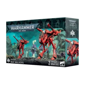 Boîte d'emballage officielle d'une unité de figurines pour le jeu de stratégie Warhammer 40,000, présentée de trois-quarts. Le grand logo argenté de Warhammer 40,000 domine la partie supérieure, incrusté sur une bordure supérieure gris foncé sculptée de visages hurlants. L'illustration centrale met en scène deux Marcheurs de Guerre (War Walkers en anglais) de la faction Aeldari assemblés et peints. Ces marcheurs de combat légers et bipèdes arborent une armure rouge écarlate vif, des pilotes aux casques blancs installés dans des habitacles ouverts protégés par des écrans transparents, et sont équipés de canons laser futuristes sur leurs épaules. Ils progressent sur un sol de décombres rocheux gris foncé, devant un arrière-plan mystique baigné d'une lueur turquoise révélant des structures d'arches blanches de vaisseau-monde et des arbres exotiques. En bas à gauche, les inscriptions blanches indiquent "AELDARI WAR WALKERS" à côté d'une petite icône runique. En bas au centre, la mention "2 CITADEL MINIATURES" figure à côté du logo blanc officiel de Warhammer Citadel dans le coin droit. Le rabat latéral droit, d'une teinte gris-bleu sombre, montre l'icône runique blanche de la faction et un gros plan vertical de l'un de ces véhicules de combat.