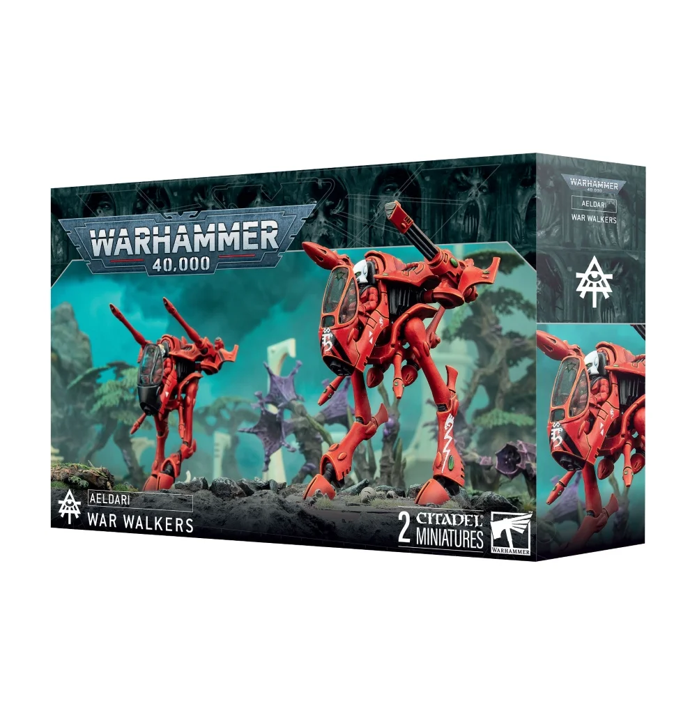 Boîte d'emballage officielle d'une unité de figurines pour le jeu de stratégie Warhammer 40,000, présentée de trois-quarts. Le grand logo argenté de Warhammer 40,000 domine la partie supérieure, incrusté sur une bordure supérieure gris foncé sculptée de visages hurlants. L'illustration centrale met en scène deux Marcheurs de Guerre (War Walkers en anglais) de la faction Aeldari assemblés et peints. Ces marcheurs de combat légers et bipèdes arborent une armure rouge écarlate vif, des pilotes aux casques blancs installés dans des habitacles ouverts protégés par des écrans transparents, et sont équipés de canons laser futuristes sur leurs épaules. Ils progressent sur un sol de décombres rocheux gris foncé, devant un arrière-plan mystique baigné d'une lueur turquoise révélant des structures d'arches blanches de vaisseau-monde et des arbres exotiques. En bas à gauche, les inscriptions blanches indiquent "AELDARI WAR WALKERS" à côté d'une petite icône runique. En bas au centre, la mention "2 CITADEL MINIATURES" figure à côté du logo blanc officiel de Warhammer Citadel dans le coin droit. Le rabat latéral droit, d'une teinte gris-bleu sombre, montre l'icône runique blanche de la faction et un gros plan vertical de l'un de ces véhicules de combat.