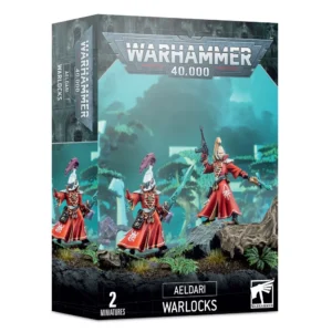 Boîte d'emballage officielle d'une unité de figurines pour le jeu de stratégie Warhammer 40,000, présentée de trois-quarts. Le grand logo argenté de Warhammer 40,000 domine le haut de la boîte, incrusté sur une bordure supérieure gris foncé sculptée de visages hurlants. L'illustration centrale met en scène le contenu de la boîte pour les Psycharques (intitulée Aeldari Warlocks en anglais), montrant deux sorciers extraterrestres assemblés et peints. À gauche, un premier guerrier psychique porte une longue robe rouge vif ornée de runes blanches, un casque conique blanc surmonté d'une crête violette, et brandit une lame de sorcière turquoise. À droite, le second personnage est représenté sans casque, laissant apparaître ses traits fins et sa longue chevelure blonde attachée en haute queue de cheval ; il vise avec un pistolet shuriken noir d'une main et tient une lame de l'autre. Ils se tiennent sur un sol rocheux parsemé de fougères vertes, devant un arrière-plan mystique baigné d'une lueur turquoise révélant des arbres et des structures blanches de vaisseau-monde. En bas au centre, un encadré noir épuré indique les inscriptions blanches "AELDARI WARLOCKS", flanquées de la mention "2 MINIATURES" à gauche et du logo blanc officiel de Warhammer Citadel à droite. Le rabat latéral droit, d'une teinte gris-bleu sombre texturée, montre un aperçu vertical de l'un des personnages de la boîte.