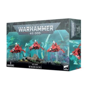 Boîte d'emballage officielle d'une unité de figurines pour le jeu de stratégie Warhammer 40,000, présentée de trois-quarts. Le grand logo argenté de Warhammer 40,000 domine le haut de la boîte, incrusté sur une bordure gris foncé texturée de reliefs de visages hurlants. L'illustration centrale met en scène une escouade de 3 Gardiens du Vent (Windriders en anglais), chevauchant des motos-jets profilées et aérodynamiques peintes en rouge vif avec des motifs runiques blancs et des bandes noires sur le nez. Les pilotes portent des armures rouges et des casques coniques d'un blanc éclatant. Les trois véhicules lévitent à différentes hauteurs grâce à des tiges transparentes au-dessus d'un sol rocheux parsemé de végétation exotique. Le fond de l'image présente un paysage extraterrestre mystique aux teintes turquoise et bleues, orné de grandes arches blanches d'un vaisseau-monde et d'arbres étranges. En bas au centre, un encadré noir épuré indique les inscriptions blanches "AELDARI WINDRIDERS", flanquées de la mention "3 MINIATURES" à gauche et du logo blanc officiel de Warhammer Citadel à droite. Le rabat latéral droit, d'une teinte gris-bleu sombre, montre un aperçu vertical d'une des motos-jets en plongée.