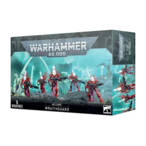 Boîte d'emballage officielle d'une unité de figurines pour le jeu de stratégie Warhammer 40,000, présentée de trois-quarts. Le grand logo argenté de Warhammer 40,000 domine la partie supérieure, incrusté sur une bordure gris foncé texturée de reliefs de visages hurlants. L'illustration centrale met en scène une escouade de 5 Gardes Fantômes (Wraithguard en anglais), des guerriers fantômes cybernétiques de la faction Aeldari assemblés et peints. Ces grands soldats longilignes portent des armures d'un rouge écarlate vif, des casques lisses et allongés d'un blanc éclatant, ainsi que des pagnes violets ornés de runes. Chaque guerrier est armé d'un canon fantôme noir, une arme futuriste lourde connectée à son armure. L'unité progresse en ligne sur un sol de décombres rocheux gris foncé, devant un arrière-plan mystique baigné d'une lueur turquoise et bleue révélant de grandes arches blanches de vaisseau-monde et des arbres exotiques. En bas au centre, un encadré noir épuré indique "AELDARI WRAITHGUARD", flanqué de la mention "5 MINIATURES" à gauche et du logo blanc officiel de Warhammer Citadel à droite. Le rabat latéral droit, gris-bleu sombre texturé, montre des aperçus des figurines disposées à la verticale.