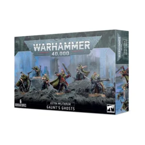 Boîte d'emballage officielle d'une unité de figurines pour le jeu de stratégie Warhammer 40,000, présentée de trois-quarts. Le grand logo argenté de Warhammer 40,000 domine la partie supérieure, incrusté sur une bordure supérieure gris foncé sculptée de reliefs de visages hurlants. L'illustration centrale met en scène l'escouade des Fantômes de Gaunt (intitulée Astra Militarum Gaunt's Ghosts en anglais) entièrement assemblée et peinte. On y observe 6 soldats d'élite et personnages emblématiques du Premier et Unique de Tanith, vêtus de leurs uniformes sombres et de leurs célèbres capes de camouflage camo-cape vertes. Au centre, le Colonel-Commissaire Ibram Gaunt mène la charge, coiffé de sa casquette d'officier et brandissant une longue épée tronçonneuse ainsi qu'un pistolet bolter. Autour de lui, les autres spécialistes incluent le colosse Bragg avec son arme lourde, le tireur d'élite Larkin agenouillé, et d'autres gardes en alerte. L'unité progresse sur un champ de décombres et de cendres gris foncé, devant un arrière-plan bleuté montrant les ruines d'une cathédrale gothique. En bas au centre, un encadré noir épuré indique les inscriptions blanches "ASTRA MILITARUM GAUNT'S GHOSTS", flanquées de la mention "6 MINIATURES" à gauche et du logo blanc officiel de Warhammer Citadel à droite. Le rabat latéral droit, d'une teinte gris-bleu sombre, montre un aperçu vertical de l'escouade sous le même angle.