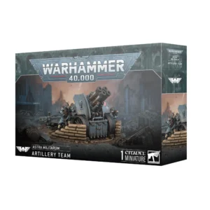 Boîte d'emballage officielle d'une unité de figurines pour le jeu de stratégie Warhammer 40,000, présentée de trois-quarts. Le grand logo argenté de Warhammer 40,000 domine la partie supérieure, incrusté sur une bordure supérieure gris foncé sculptée de reliefs de visages hurlants. L'illustration centrale met en scène l'Équipe d'Artillerie de la Death Korps de Krieg (intitulée Astra Militarum Krieg Artillery Team en anglais) entièrement assemblée et peinte. On y observe une pièce d'artillerie lourde mécanique, un grand canon de campagne noir et gris foncé à double roue, entouré de 4 soldats en uniformes de tranchée typiques de Krieg avec leurs longs manteaux gris-bleu et leurs masques à gaz. Au centre, un garde s'apprête à charger un imposant obus cuivré, tandis que ses compagnons ajustent les réglages ou surveillent les lignes de tir. L'unité est retranchée sur un sol boueux parsemé de décombres, de structures en bois détruites et de barbelés. En arrière-plan, un paysage de guerre urbain dévasté présente des cathédrales gothiques en ruine sous un ciel brumeux et sombre aux teintes orangées. En bas au centre, un encadré noir épuré indique les inscriptions blanches "ASTRA MILITARUM KRIEG ARTILLERY TEAM", flanquées de la mention "4 CITADEL MINIATURES" à droite, juste à côté du logo officiel de Warhammer Citadel. Le rabat latéral droit, d'une teinte gris-bleu sombre, montre l'insigne d'aigle impérial blanc avec un crâne et un gros plan vertical du canon et de ses servants.