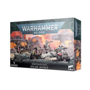 Boîte de produit officielle Warhammer 40,000 présentant le kit d'unité Atalan Jackals pour la faction Genestealer Cults. L'illustration sur l'emballage montre une escouade de motards et de conducteurs tout-terrain franchissant des décombres et des plaques de métal tordues. On y voit quatre motos robustes et un quad lourd à quatre phares à l'avant, conduits par des insurgés du culte équipés de lunettes de protection, de pistolets et d'armes de mêlée. Le fond dépeint une zone de raffinements industriels apocalyptique sous un ciel brumeux, illuminé par des lueurs orange d'explosions et de feux. Le grand logo gris "Warhammer 40,000" est centré en haut de la boîte. La bande noire tout en bas indique textuellement "5 Miniatures", "Genestealer Cults" et "Atalan Jackals", avec le logo blanc Citadel dans le coin inférieur droit.