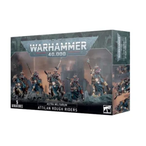 Boîte d'emballage officielle d'une unité de figurines pour le jeu de stratégie Warhammer 40,000, présentée de trois-quarts. Le grand logo argenté de Warhammer 40,000 domine la partie supérieure, incrusté sur une bordure supérieure gris foncé sculptée de reliefs de visages hurlants. L'illustration centrale met en scène l'escouade des Cavaliers d'Attila (intitulée Astra Militarum Attilan Rough Riders en anglais) entièrement assemblée et peinte. On y observe 5 cavaliers d'élite de la Garde Impériale montés sur de puissants destriers lourdement enharnachés, arborant des caparaçons bleus et des plaques d'armure frontales dorées. Les cavaliers portent des toques de fourrure traditionnelles et des vestes bordeaux, et chargent de manière dynamique à travers un champ de ruines gothiques et de gravats gris foncé. La plupart d'entre eux brandissent de longues lances de chasse explosives à pointe métallique ou à fusibles lumineux, tandis que le cavalier au centre tire sabre au clair. L'arrière-plan présente une atmosphère de guerre brumeuse teintée d'une lueur orangée. En bas au centre, un encadré noir épuré indique les inscriptions blanches "ASTRA MILITARUM ATTILAN ROUGH RIDERS", flanquées de la mention "5 MINIATURES" à gauche et du logo blanc officiel de Warhammer Citadel à droite. Le rabat latéral droit, d'une teinte gris-bleu sombre, montre un aperçu vertical de l'escouade sous le même angle de charge.